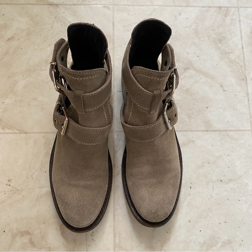 $895 Burberry Made in Italy Grey Suede Cut Out Buckle Moto Ankle Boots Size 6.5 - Picture 5 of 16